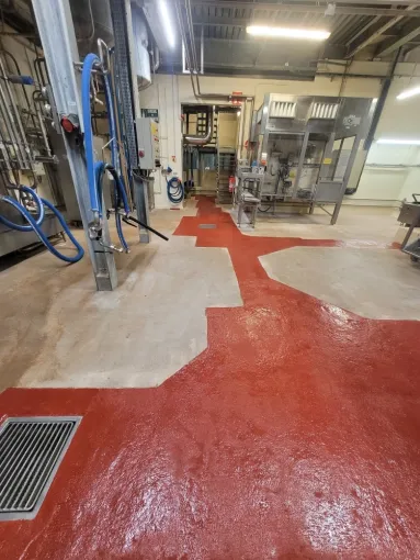 Faire un passage piéton antidérapants dans une usine à Queven, Lorient, B A S Peinture