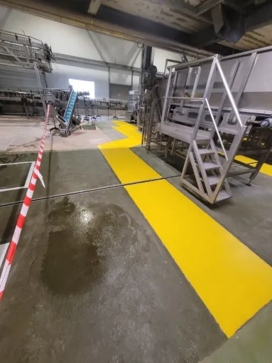 Une autre fois à l'usine, réparation d'un plate-forme avec le mortipox et application de résine antidérapante sur des passages piétons à Locoal mendon, Lorient, B A S Peinture