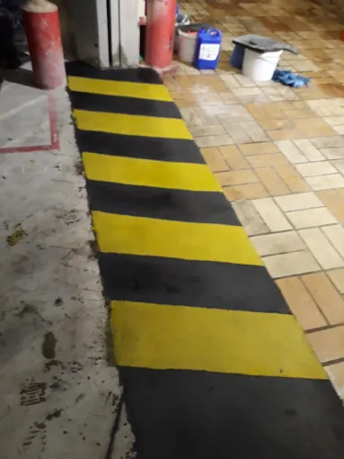 À nouveau mais réparation du sol on zébra avec mortipox dans une usine à hennebont , Lorient, B A S Peinture
