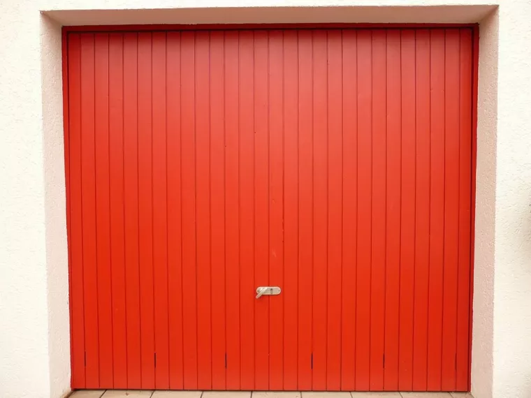 Repeindre une porte de garage en bois, Lorient, B A S Peinture