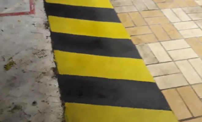 À nouveau mais réparation du sol on zébra avec mortipox dans une usine à hennebont , Lorient, B A S Peinture