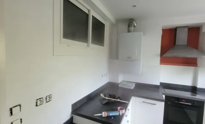Rénovation d'un appartement à Lorient avec papier patent et peinture en blanc , Lorient, B A S Peinture